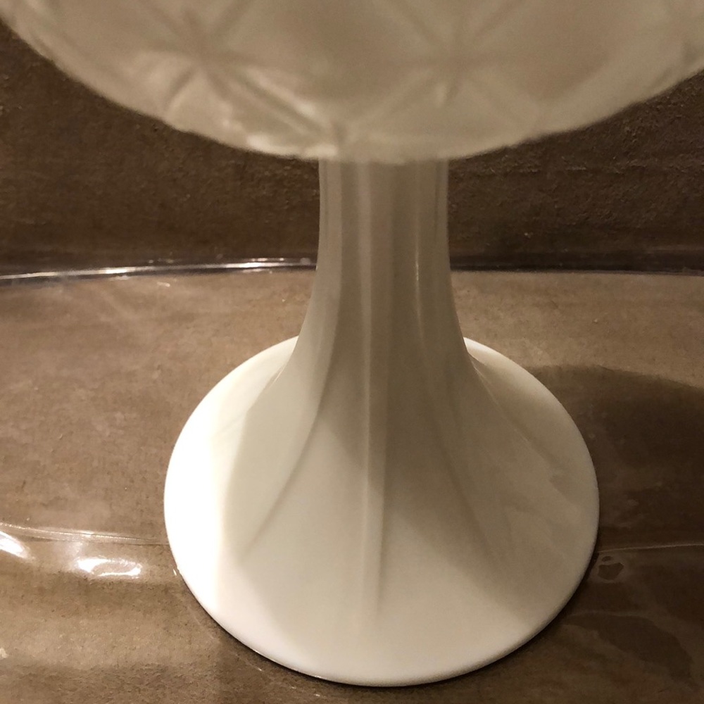 Gorgeous Vintage🥳HP🥳Milk Glass Piece - Picture 5 of 7